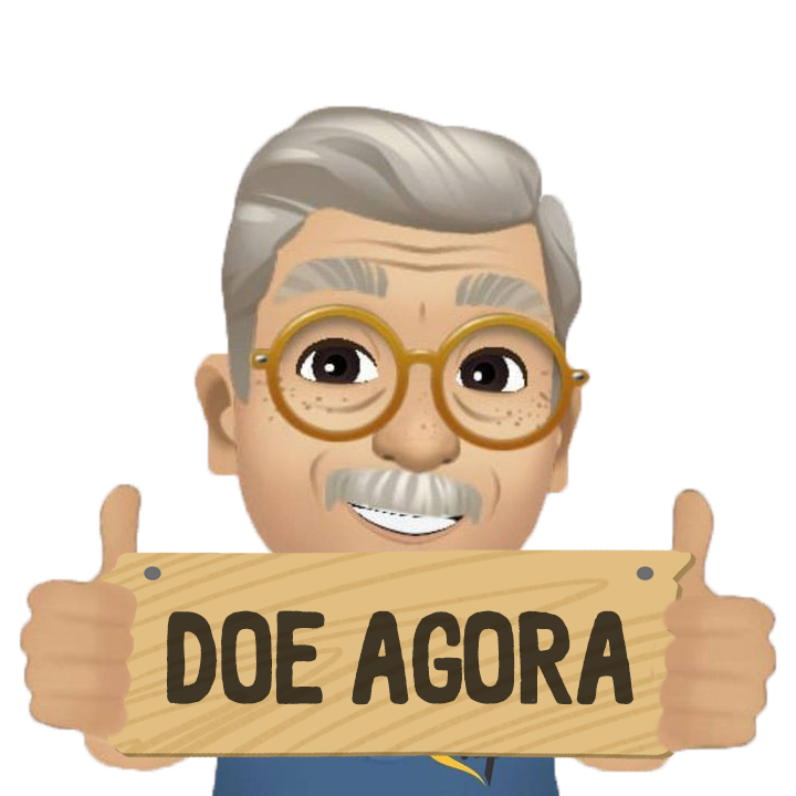 Senhor de cabelos brancos e óculos laranja segurando uma placa escrito DOE AGORA